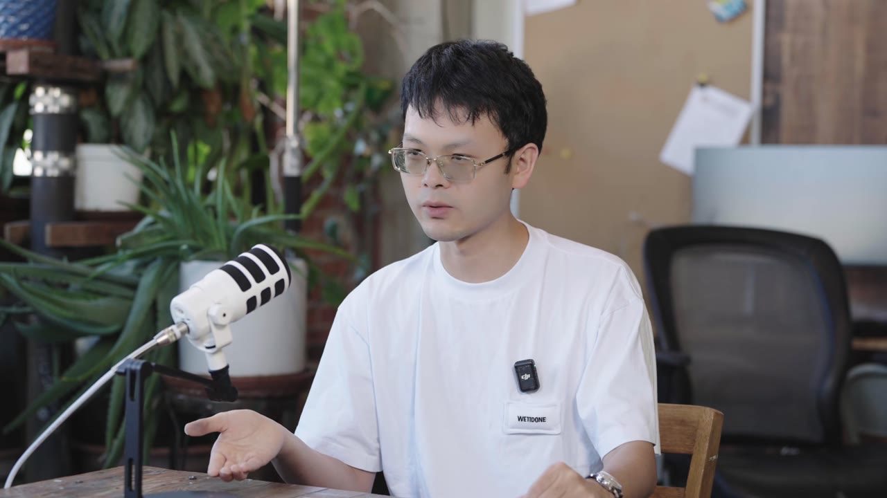 谈到模型实验室竞争时,访谈把“纸面 benchmark”与“真实用户体验”区分开来。