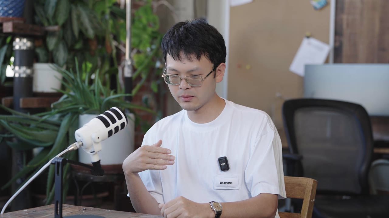 “Pre-train 没有到头”章节:访谈把模型进步放缓与 benchmark 饱和分开讨论。