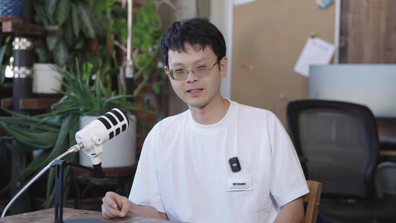 开场介绍:两位同名的姚顺宇/姚顺雨,以及本期嘉宾从理论物理转入 AI 的履历。